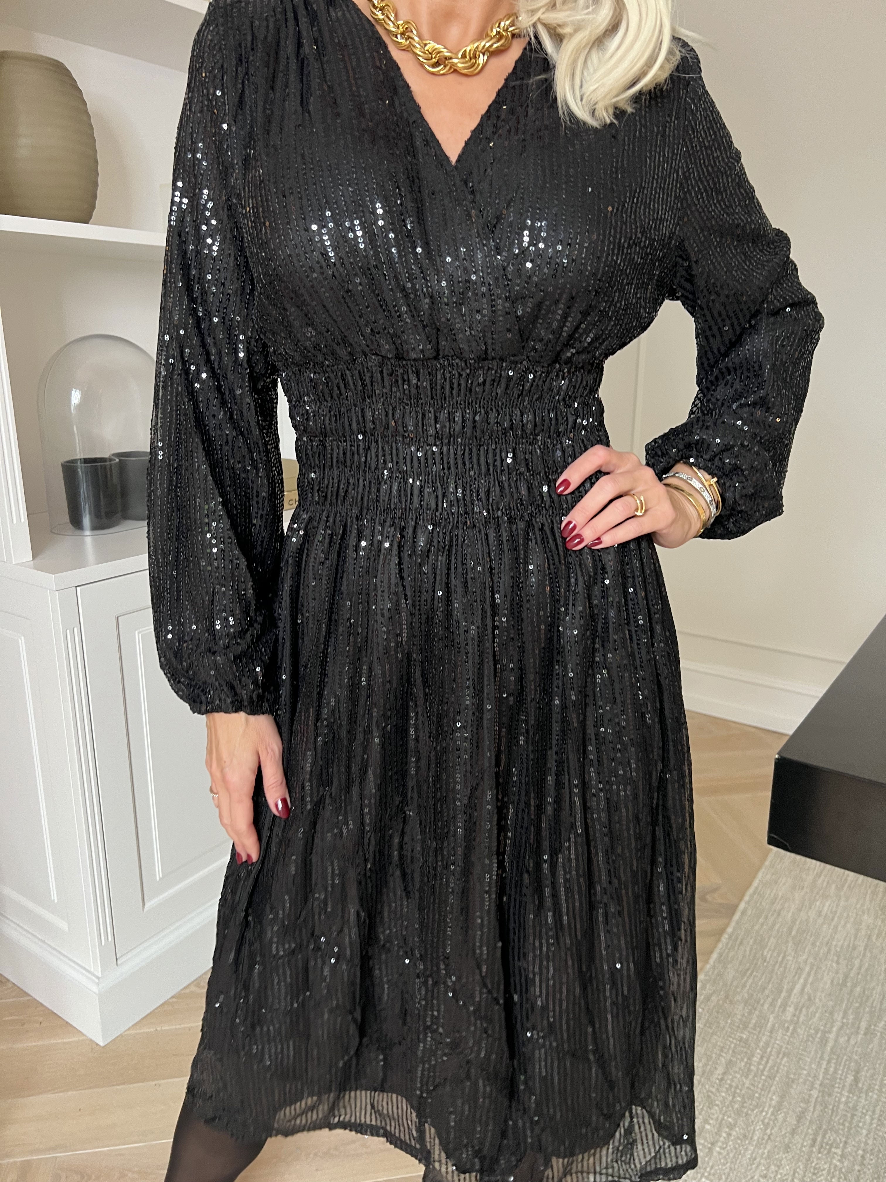 Pams Glitter Midi L/S - Vacker klänning med smock och paljetter